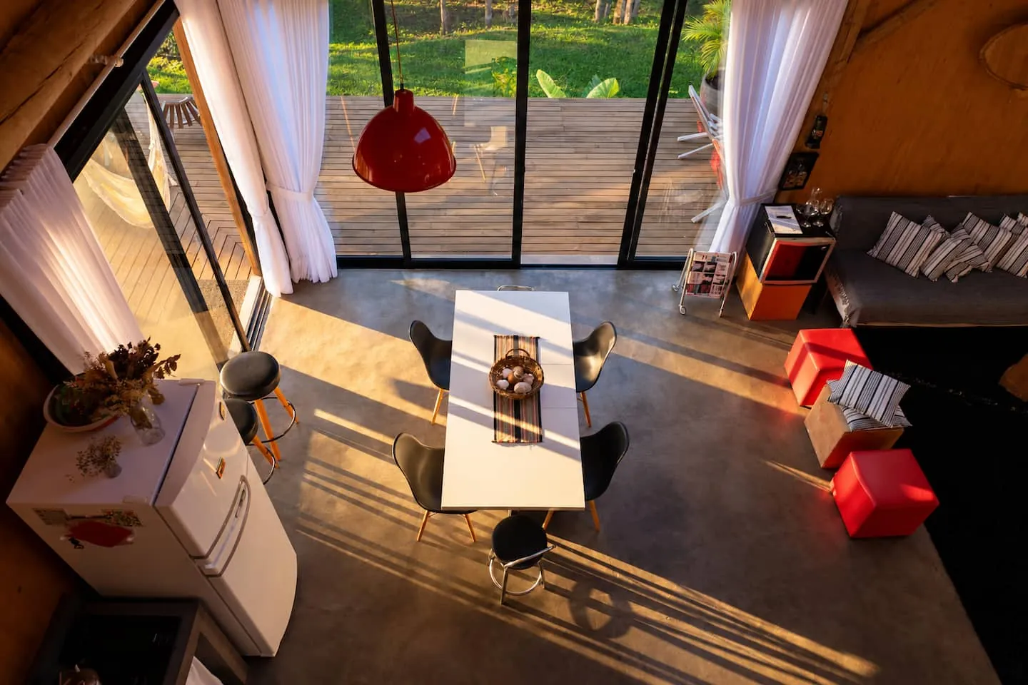 Cozinha e mesa de jantar integradas, com janelas do piso ao teto